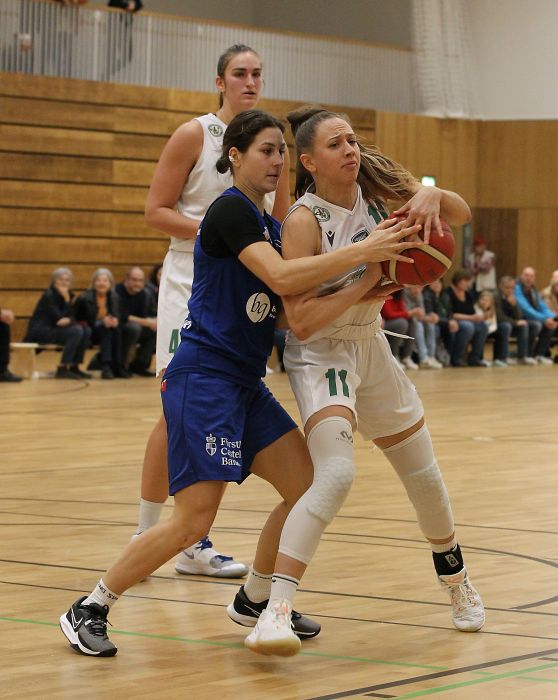 Foto (© Sportpress): Marie Ulshöfer wird von ihrer Gegenspielern hart bedrängt.
