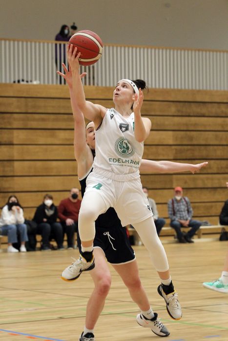 Foto (© www.foto-sportpress.de): Kate Hill beim Korbleger.