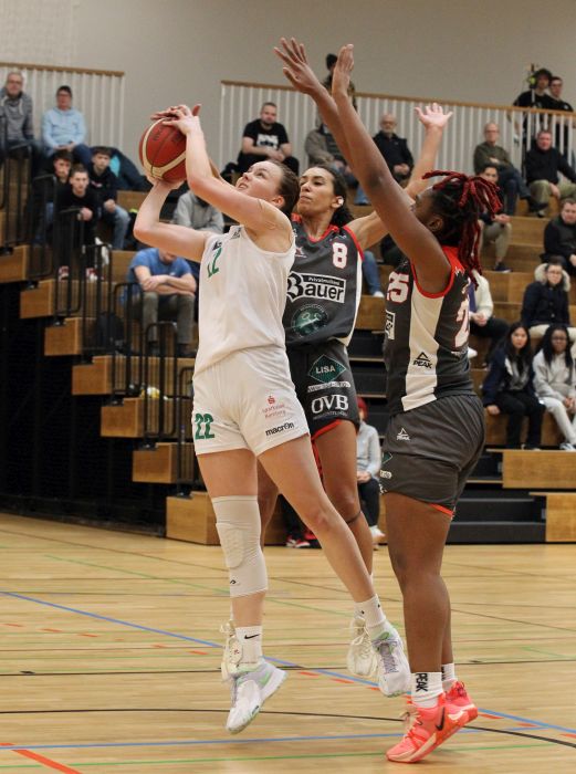  Foto (©Sportpress): Lucie Mikulová wird beim Korbwurf von zwei Wasserburgerinnen gestört.